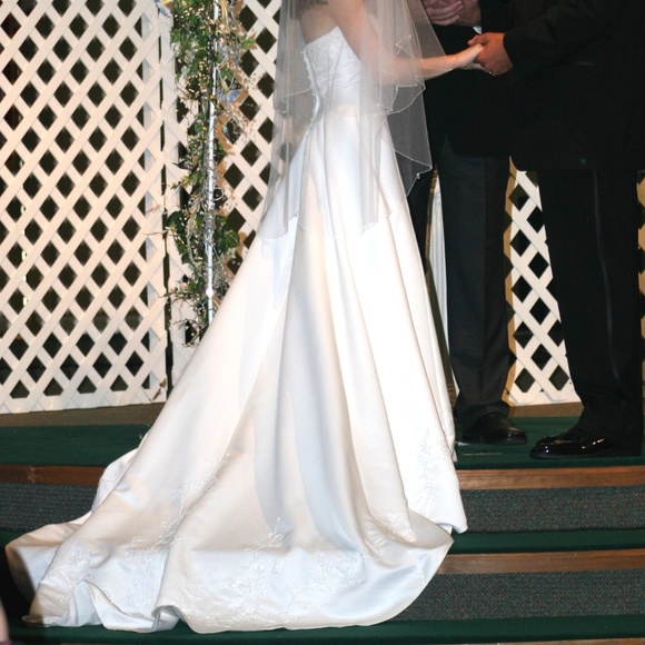Wedding Dress - Picture 1 of 8